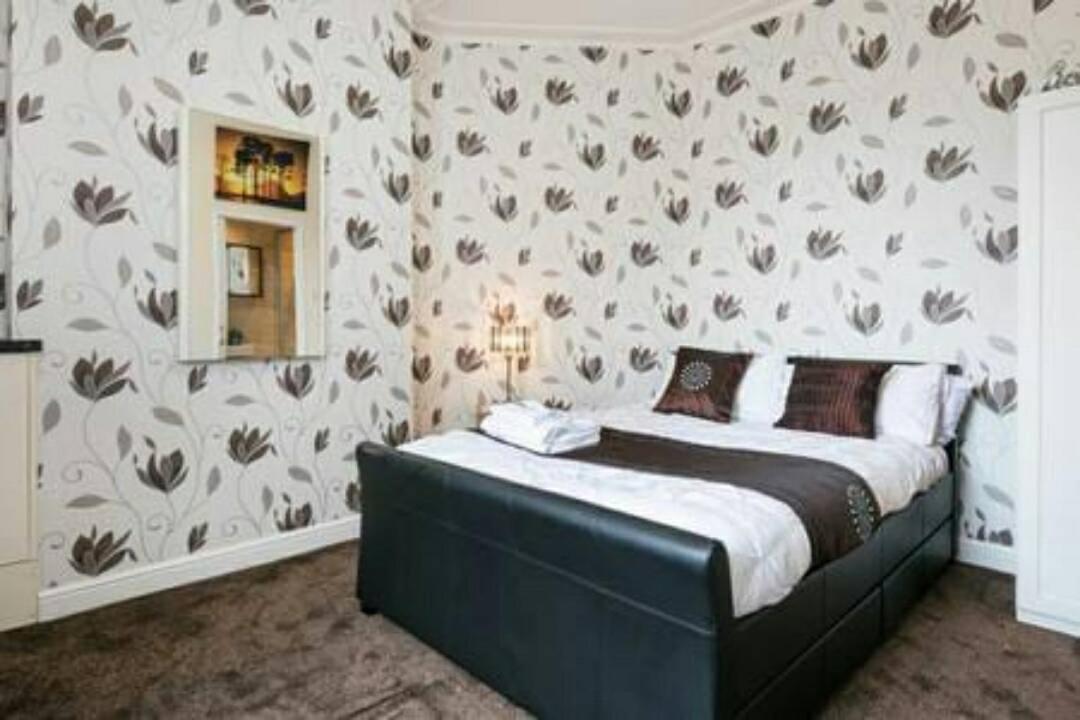 Knutsford House Holidays Манчестер Экстерьер фото