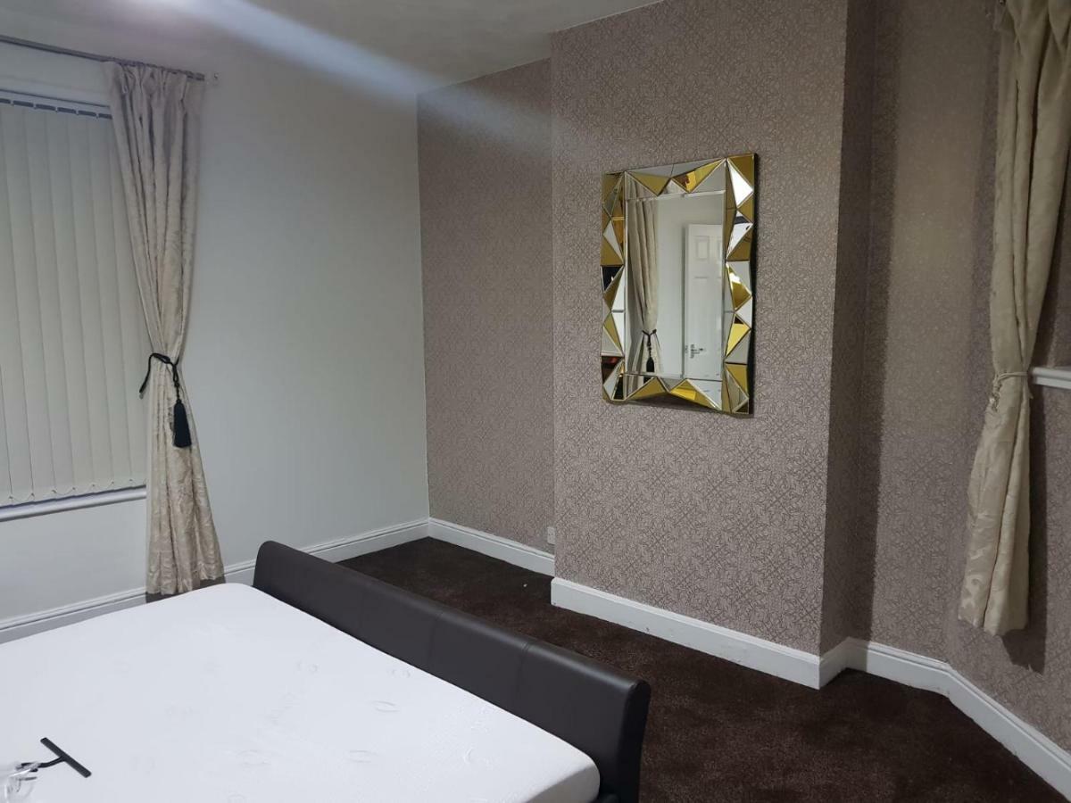Knutsford House Holidays Манчестер Экстерьер фото