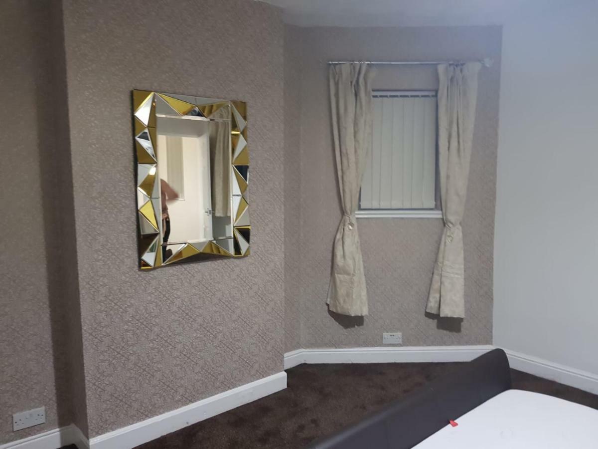 Knutsford House Holidays Манчестер Экстерьер фото