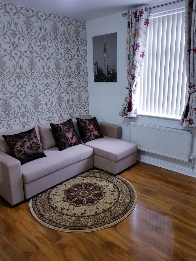 Knutsford House Holidays Манчестер Экстерьер фото