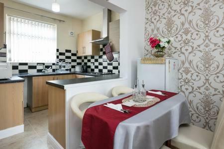Knutsford House Holidays Манчестер Экстерьер фото