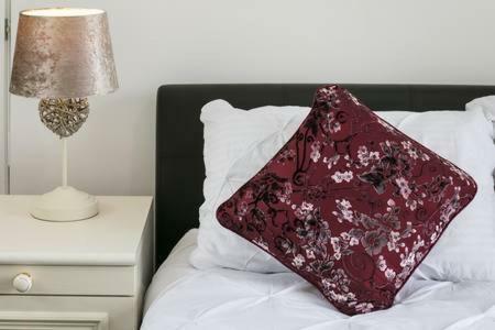 Knutsford House Holidays Манчестер Экстерьер фото